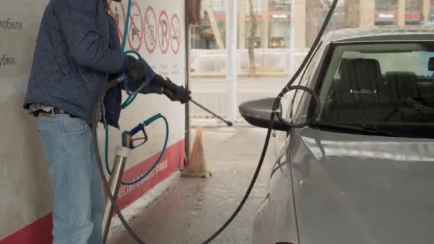 Jonge aantrekkelijke man wassen auto — Stockvideo