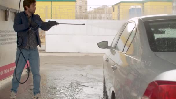 Hombre guapo lavando coche — Vídeo de stock