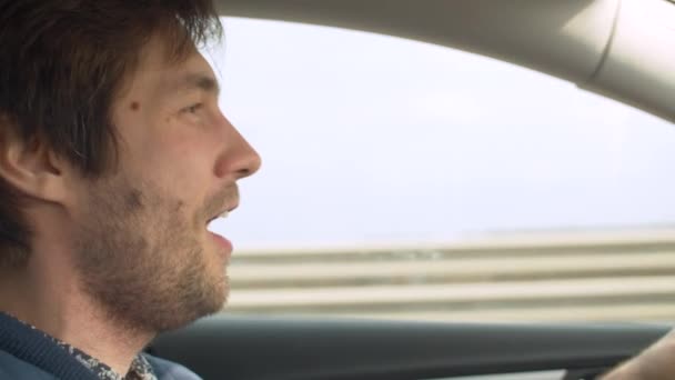 Joven feliz conduciendo un coche — Vídeo de stock