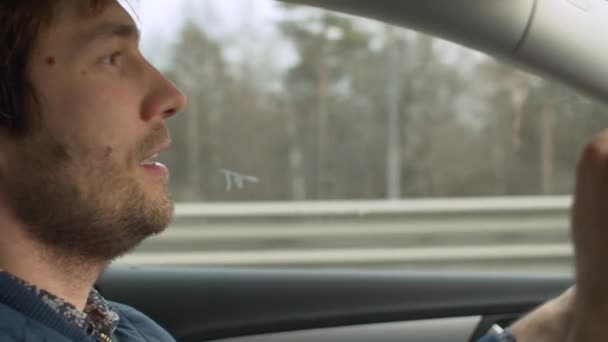 Joven feliz conduciendo un coche — Vídeo de stock