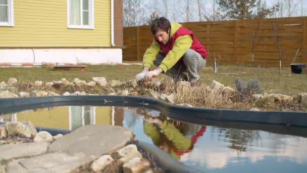 Vårarbete i trädgården — Stockvideo