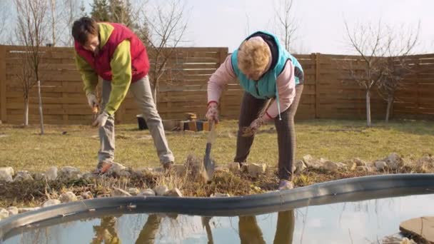 Senior moeder en volwassen zoon werken samen — Stockvideo