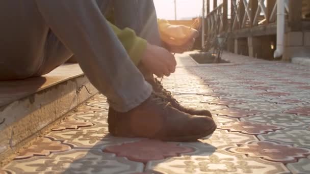 Ayakkabı bağcıkları bağlayan adam — Stok video