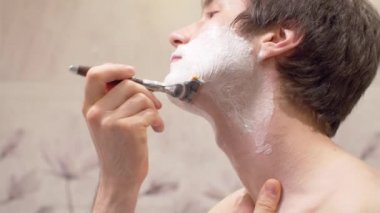 Tıraş köpüğüyle tıraş olan adam yüzü.