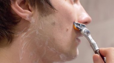 Erkeklerin yanaklarını tıraş köpüğüyle tıraş etmek