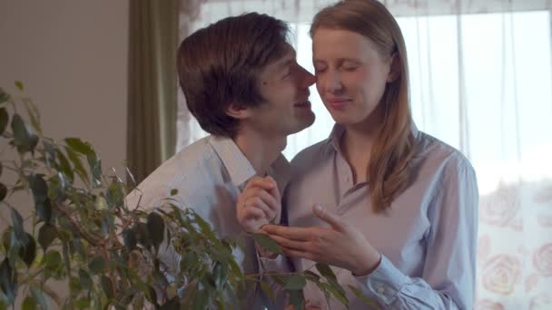 Feliz casal abraçando e beijando — Vídeo de Stock