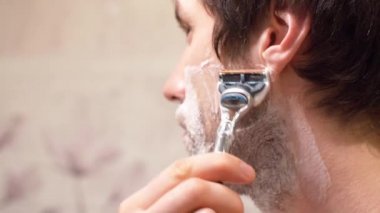 Erkeklerin yanaklarını tıraş köpüğüyle tıraş etmek