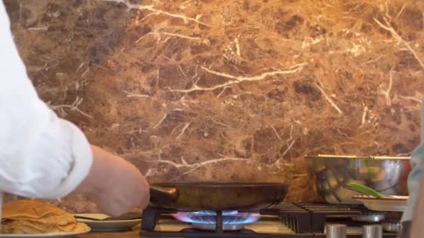 女性と男性の手フライパンパンケーキ — ストック動画