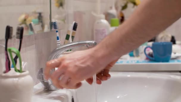 Мужчина моет руки — стоковое видео