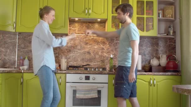 Familie in de keuken — Stockvideo