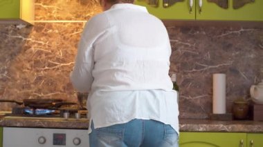 Ocağın yanındaki yaşlı kadın.