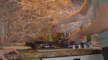 Erkek eli yağlı krep tavası