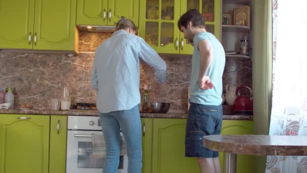 Vrouw en echtgenoot maken pannenkoeken — Stockvideo