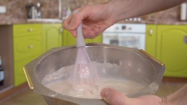 Ręczne mieszanie ciasta z trzepaczką — Wideo stockowe