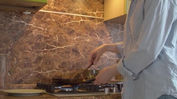 Mani femminili che cucinano pancake — Video Stock