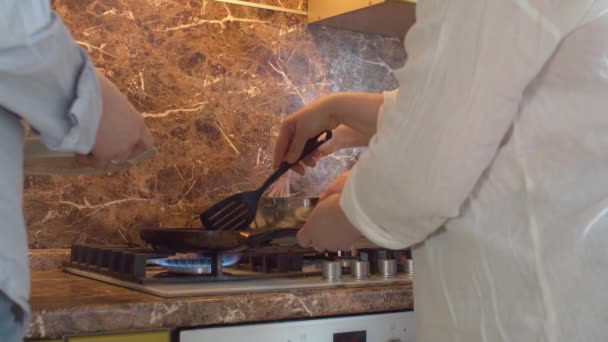 Mãos de três pessoas fritando panqueca — Vídeo de Stock