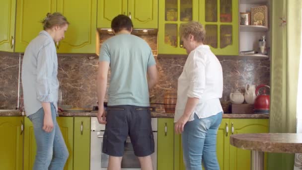 Mutter lehrt junge Familie, wie man Pfannkuchen kocht — Stockvideo