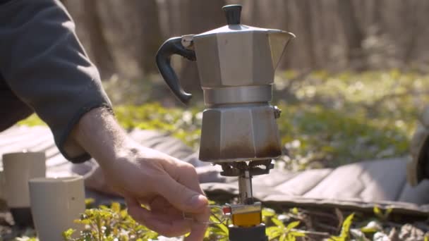 Koffie maken in het bos op brander — Stockvideo