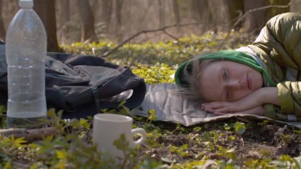 Молодая уставшая женщина спит в лесу — стоковое видео
