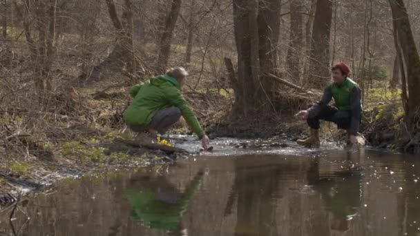 Coppia felice sui lati opposti del torrente — Video Stock