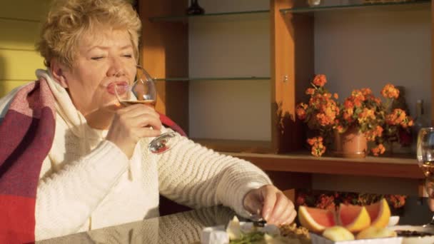 Idős nő bort iszik a szabadban — Stock videók