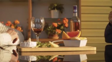 Şarap, peynir ve meyvelerle dolu bir hayat