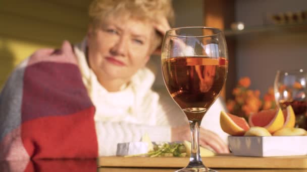 Бокал вина на столе — стоковое видео