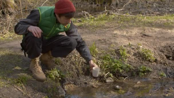 Ung Stilig Man Som Dricker Vatten Från Skogsflod Begreppet Naturlig — Stockvideo