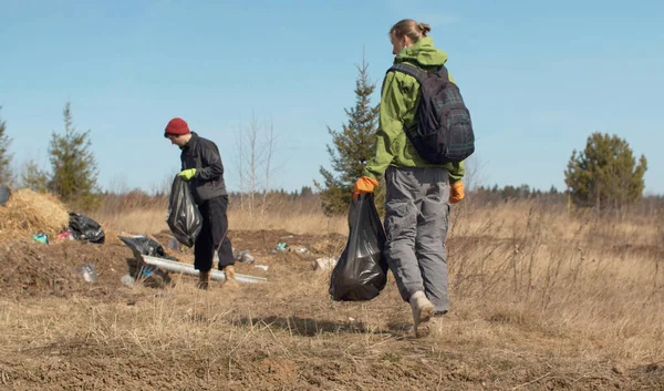 Plastik Toplayan Iki Genç Çevre Gönüllüsü Lkbaharın Başlarında Karla Kaplı Telifsiz Stok Fotoğraflar