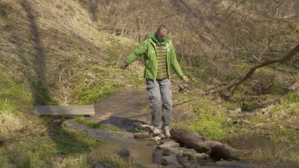 Jonge Knappe Vrouw Loopt Een Beekje Stenen Heldere Zonnige Vroege — Stockvideo