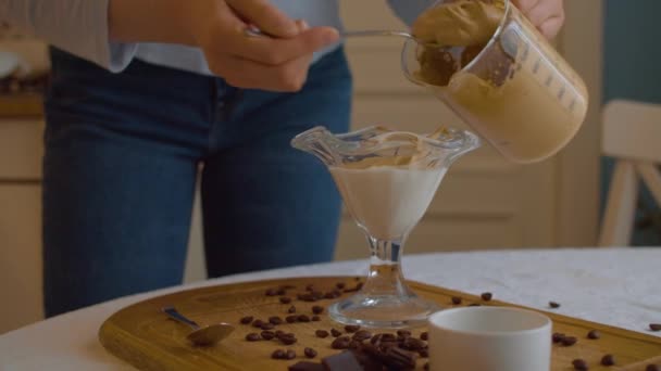 Feche Mãos Femininas Colocando Café Dalgona Chicoteado Tigela Sobremesa Com — Vídeo de Stock