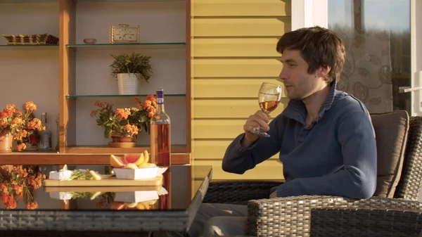 Joven Bebiendo Vino Celebración Familiar Aire Libre Queso Frutas Nueces — Foto de Stock