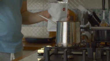 Erkek eli kahveyi çakır taşına döker.