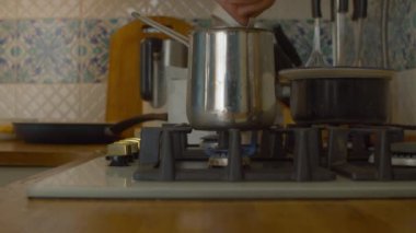 Erkek el, kahveleri karıştırıyor.