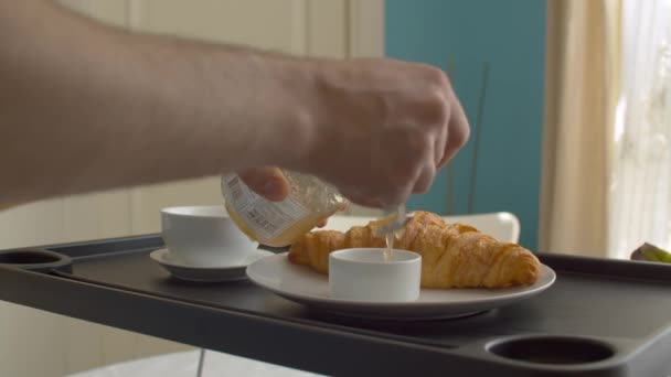 Croissant em uma chapa — Vídeo de Stock