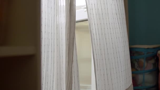 Tende bianche sulla finestra nella stanza — Video Stock