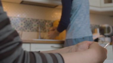 Kadın eller akıllı telefonu kaydırıyor.