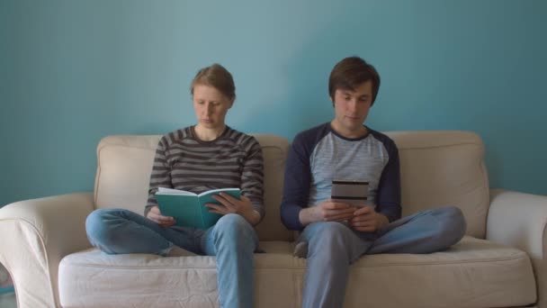 Семейное чтение на диване — стоковое видео