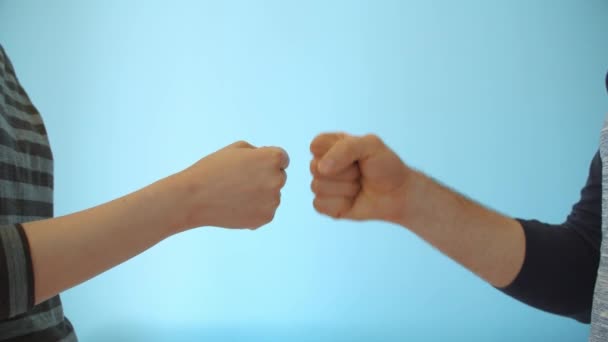 Mãos de casal jogando tesoura de papel de rocha — Vídeo de Stock