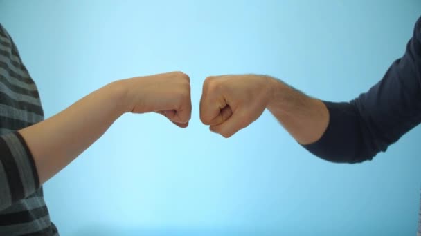 Mains de couple faisant poing bosse — Video