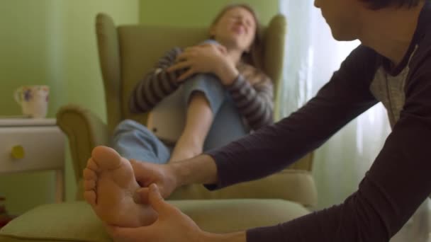 Женщина судороги ног, ее муж помочь ей — стоковое видео