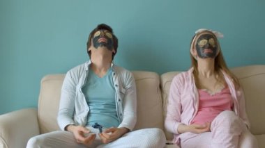 Gözlerinde salatalık olan komik bir çift.