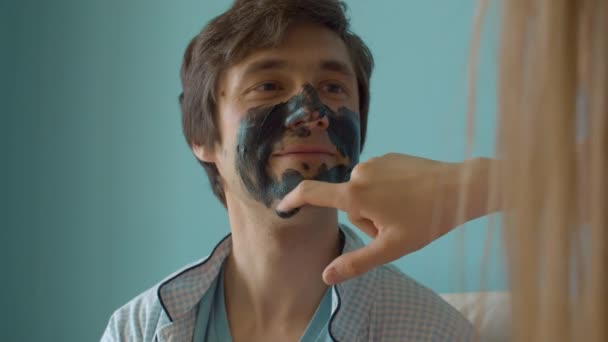 Усміхнене обличчя людини, що отримує маску для обличчя — стокове відео