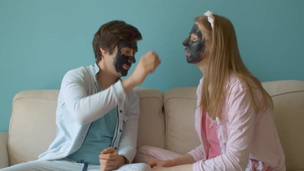 Счастливая семья в очищающих масках для лица — стоковое видео