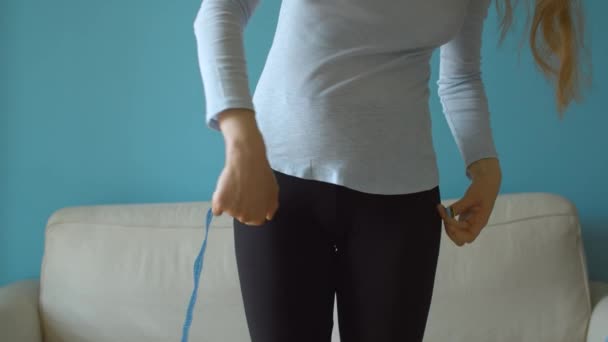 Mujer midiendo el volumen de sus caderas — Vídeos de Stock