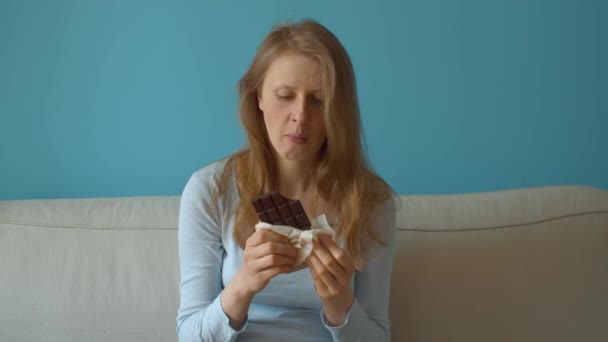 Vrouw die chocolade eet — Stockvideo