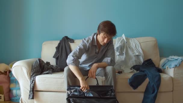 Man packning resväska, gräl skilsmässa — Stockvideo