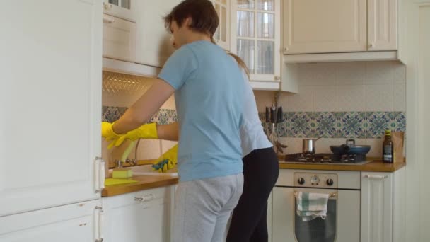 Happy family starting cleaning — Stock Video