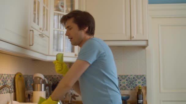 Αστείος άντρας που τραγουδάει και χορεύει στην κουζίνα. — Αρχείο Βίντεο