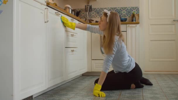 Fatigue jeune femme lavant la cuisine — Video